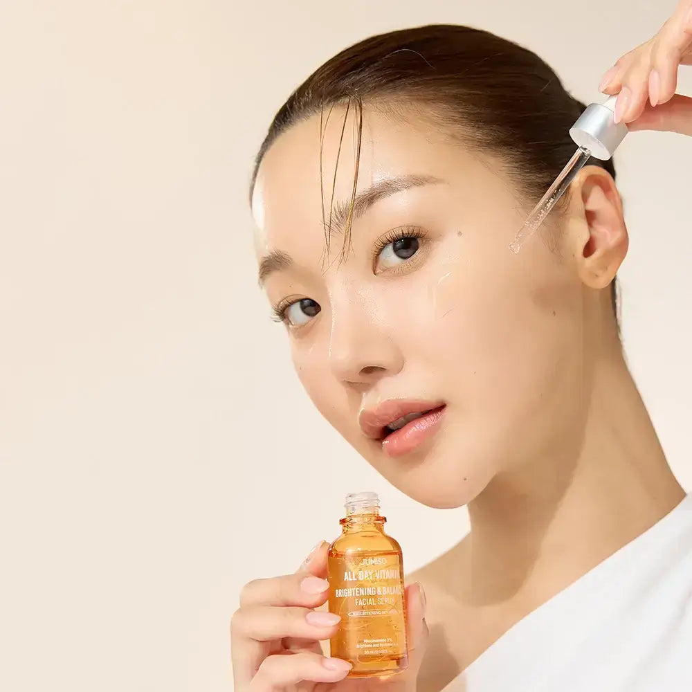 JUMISO All Day Vitamin Brightening and Balancing Serum - Serum für das Gesicht mit Niacinamid und stabilisiertem Vitamin C (3-O-Ethyl Ascorbic Acid) für Hautaufhellung und gleichmäßigen Teint - 30 ml