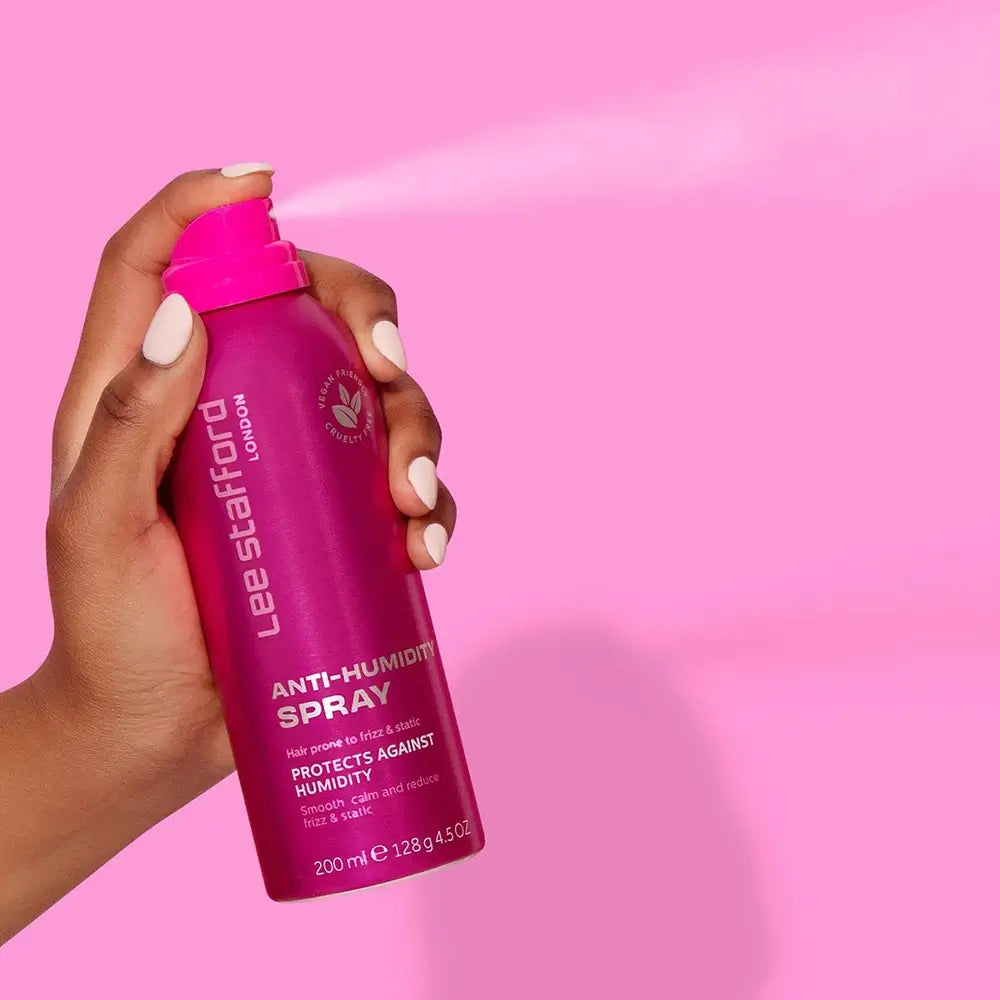 LEE STAFFORD Anti-Humidity Spray - Spray mit Anti-Frizz-Wirkstoffen und feuchtigkeitsbeständigen Inhaltsstoffen, das zur Verhinderung von statischer Aufladung und zur Glättung des Haares beiträgt - 200 ml