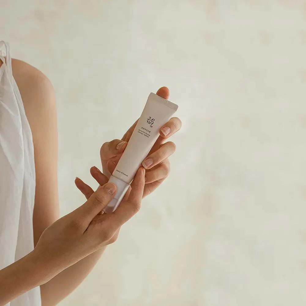 Anwendung: Serum sanft mit Fingerspitzen um die Augen einklopfen