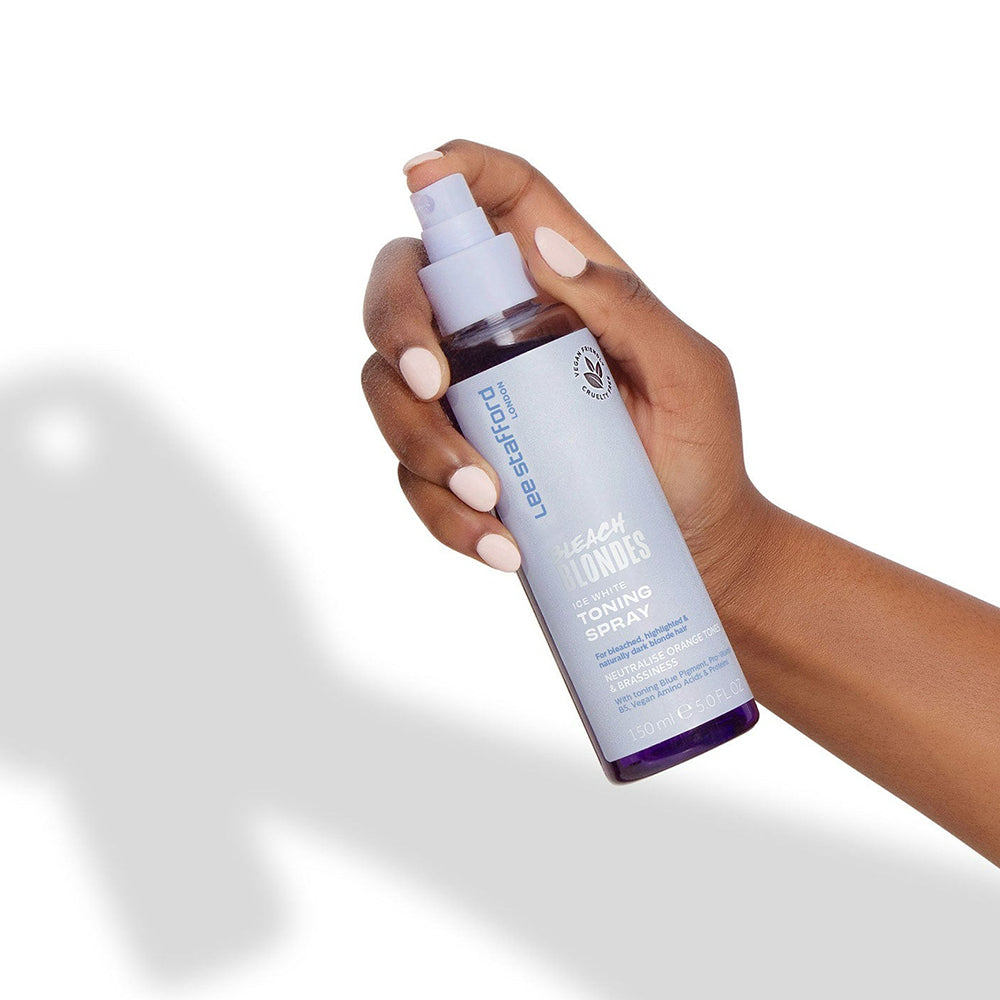 LEE STAFFORD Bleach Blondes Ice White Toner Korrekturspray - Balsam mit blauen Pigmenten und Pro-Vitamin B5 (Panthenol) zur Neutralisierung von Gelb- und Orangetönen und zur Erhaltung kühler Nuancen - 150 ml