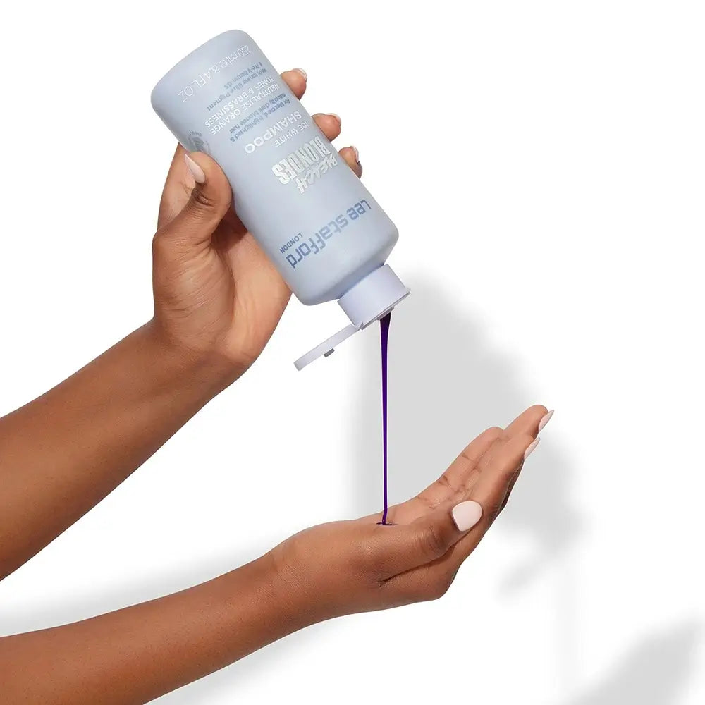 LEE STAFFORD Bleach Blondes Ice White Toning - Shampoo mit Indigo-Blau-Pigment und Pro-Vitamin B5, das hilft, Orange- und Kupfertöne zu neutralisieren und den natürlichen Glanz des Haares zu erhalten - 250 ml