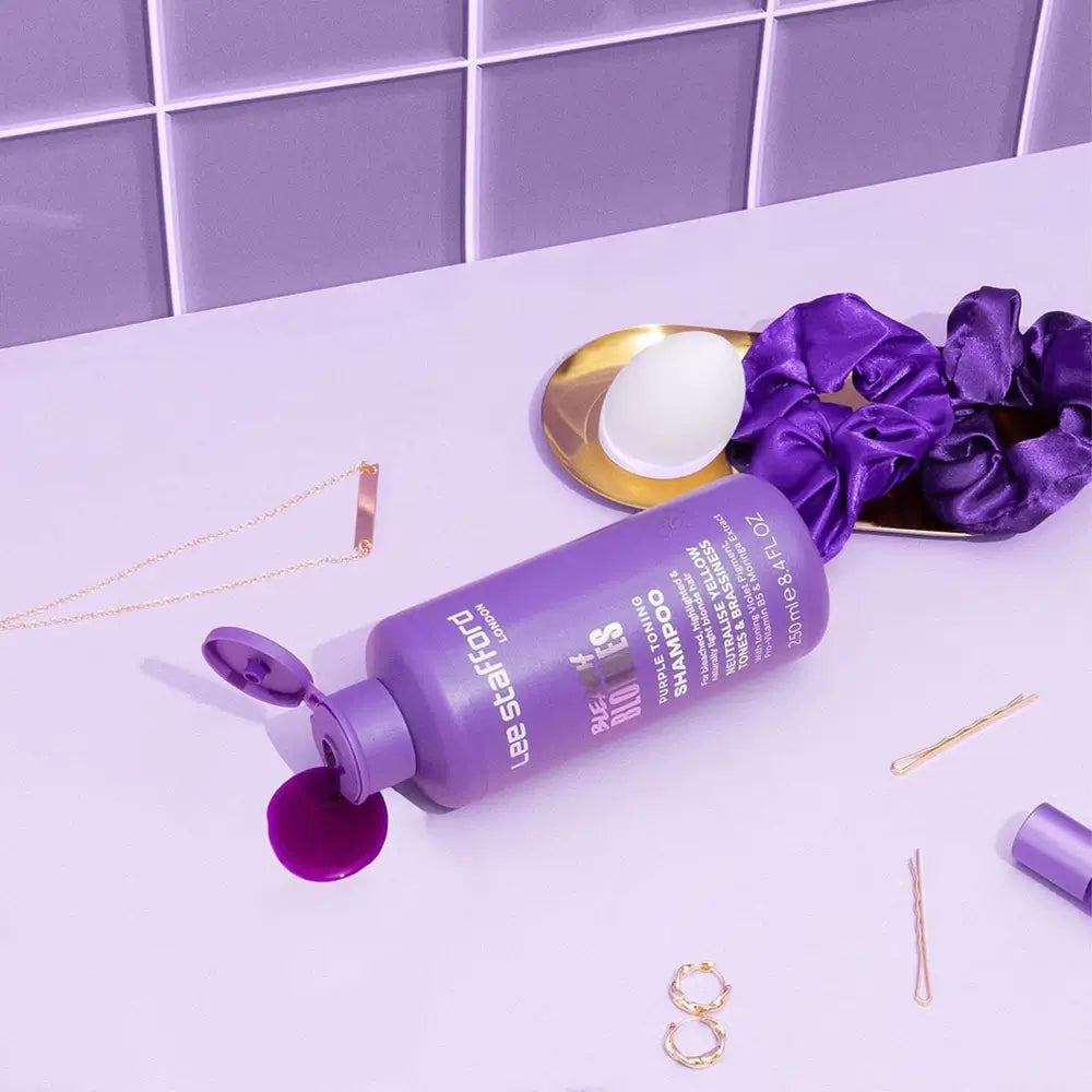 LEE STAFFORD Bleach Blondes Purple Toning - Shampoo mit violettem Pigment und Provitamin B5 zur Neutralisierung von Gelbtönen - 250 ml