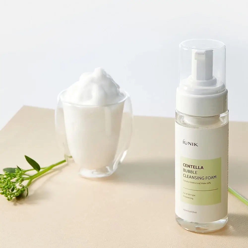 IUNIK Centella Bubble Cleanser Schaum - Reinigungsschaum mit Centella Asiatica Extrakt und Teebaumblattwasser formuliert, der dazu beiträgt, Make-up-Reste und Schmutz zu reinigen und den Haut-pH-Wert aufrechtzuerhalten - 150 ml