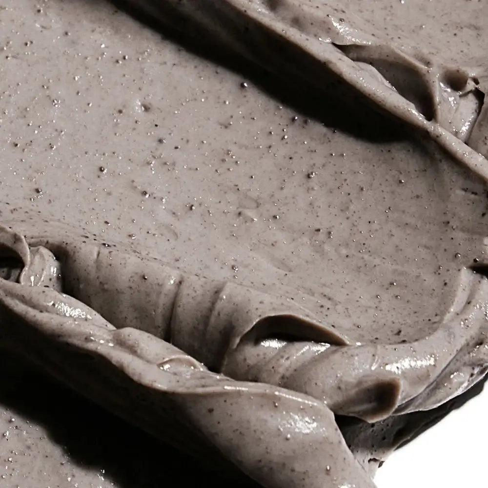 Cremige Clay-Maske beim Auftragen – sämig & reichhaltig
