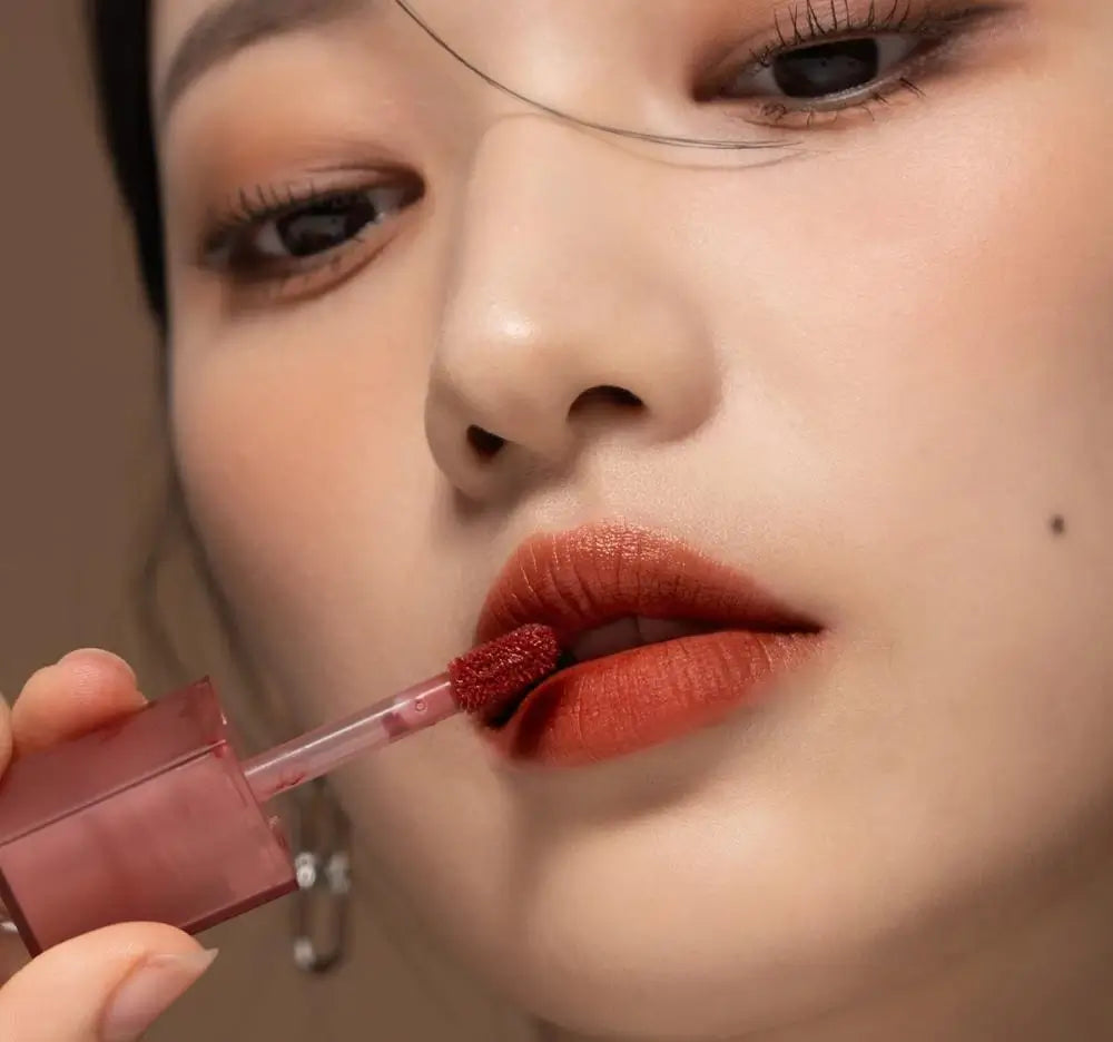 BLACK ROUGE Double Layer Over Velvet - flüssiger Lippenstift mit Hyaluronsäure und Süßmandelöl, spendet Feuchtigkeit und sorgt für Komfort - 4,1 g - DL03 Fauve layer
