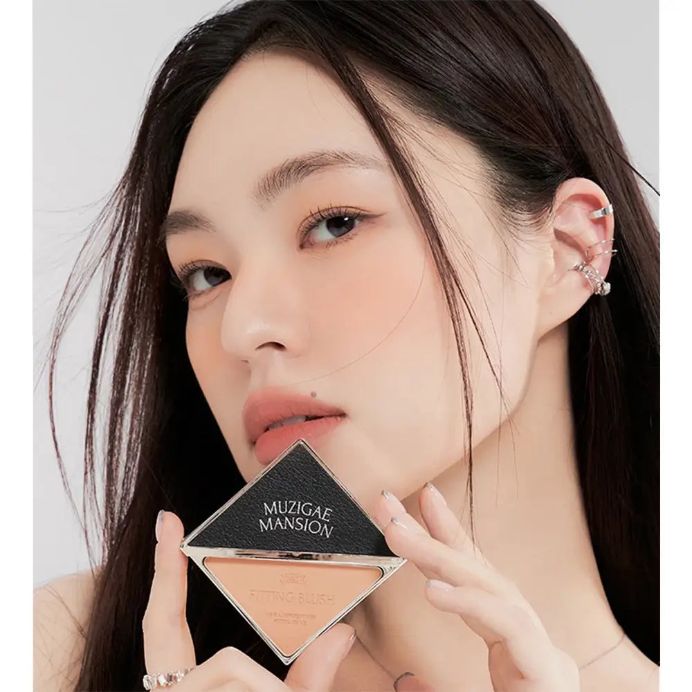 MUZIGAE MANSION Fitting Blush - Rouge à joues formulé avec de l'huile de noix de macadamia et du talc, qui aide à uniformiser l'apparence de la peau et à maintenir un fini mat - 5 g - 05 Find