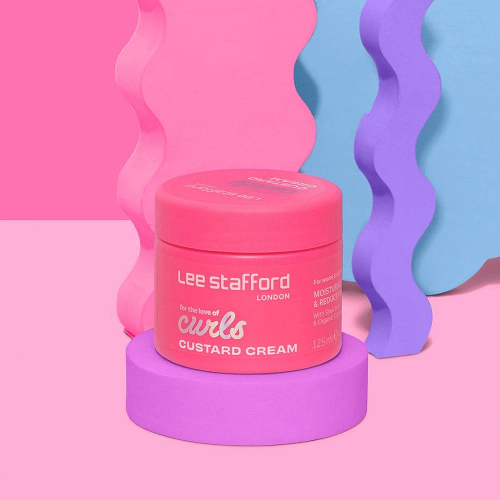 LEE STAFFORD For The Love Of Curls Custard Cream - Haarcreme mit Sheabutter und Kokosöl, zur Hydratisierung von gewelltem und lockigem Haar und zur Definition von Locken (Typen 2A-3C) - 125 ml