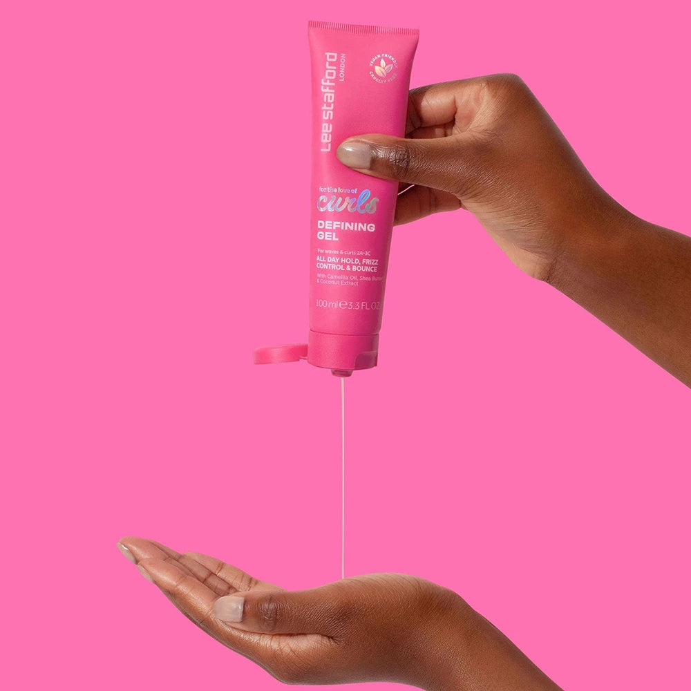LEE STAFFORD For The Love Of Curls Defining Gel – Gel für Locken mit Kamelienöl und Sheabutter, definiert Locken und spendet Feuchtigkeit, ohne zu beschweren – 100 ml
