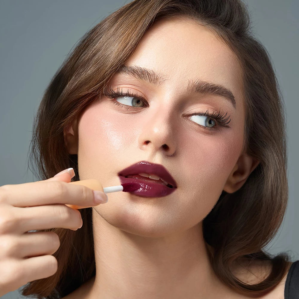 LAKA Fruity Glam Tint - nuantator pentru buze formulat cu complex de sucuri de fructe bogate in vitamine si pigmenti intensi rezistenti, care contribuie la hidratarea buzelor si la mentinerea aspectului glossy - 4.5 gr - 123 Unsweet Berry