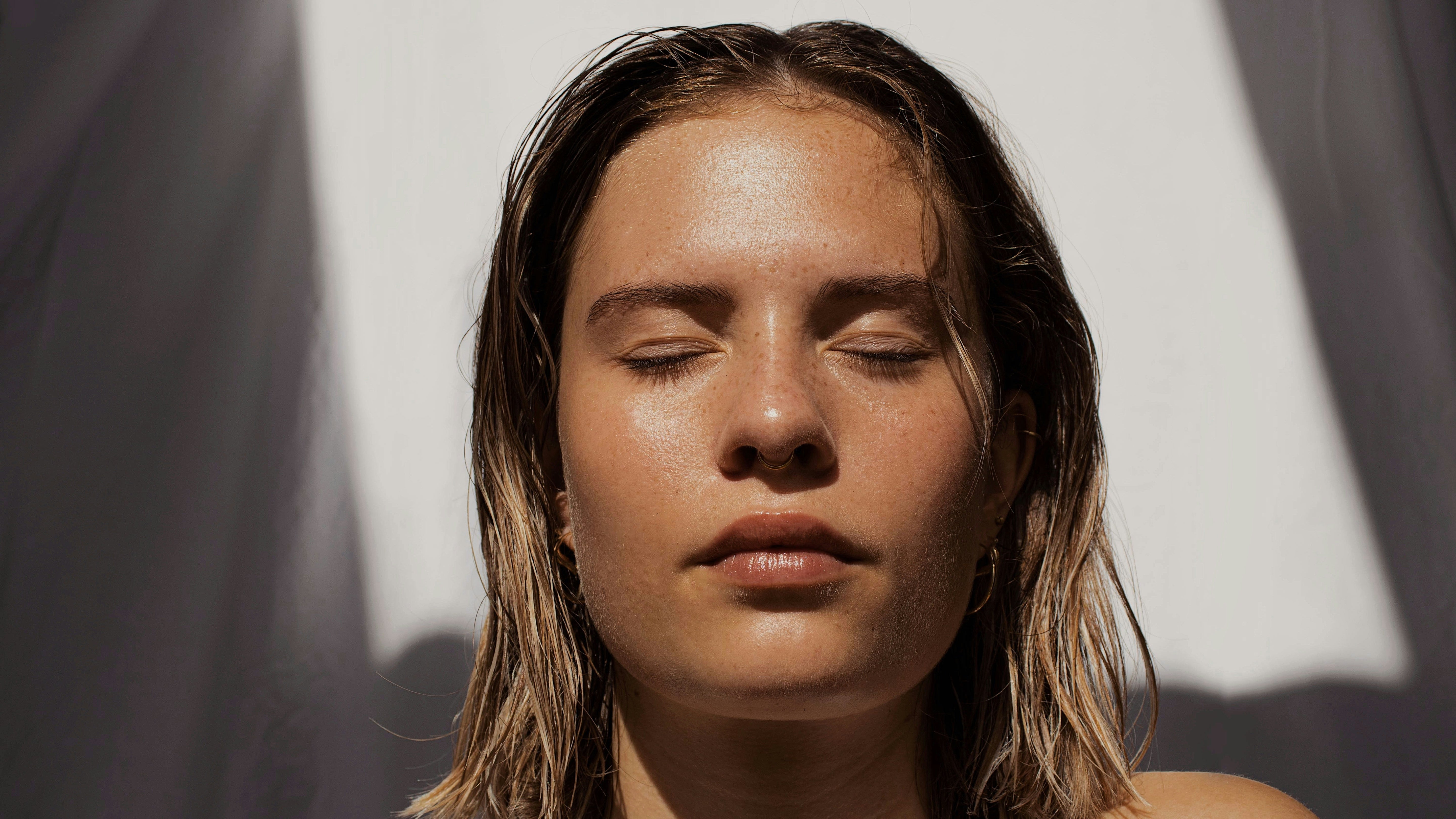 Junge Frau mit geschlossener Augen – natürliche Hautpflege mit asiatischer Kosmetik