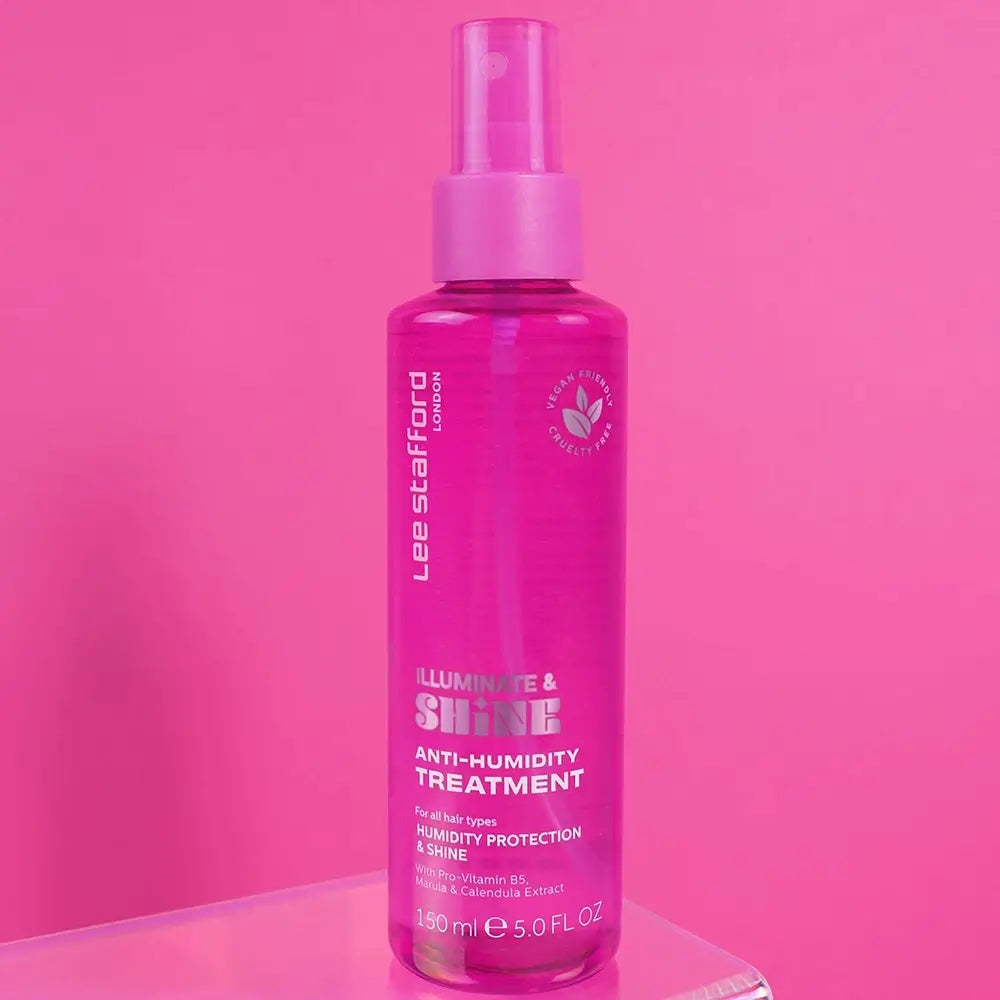 LEE STAFFORD Illuminate & Shine Anti-Umiditate Tratament - spray pentru păr formulat cu Pro-Vitamina B5 (Pantenol) și extract de Marula, care contribuie la hidratarea părului și la menținerea aspectului neted - 150 ml