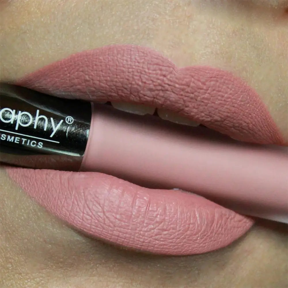 BODYOGRAPHY Lip Lava - ruj lichid formulat cu pigmenti intensi de culoare si aroma de vanilie, care contribuie la conturarea si acoperirea buzelor si la metinerea unui finisaj mat luminos - 2,5 gr - Stripped