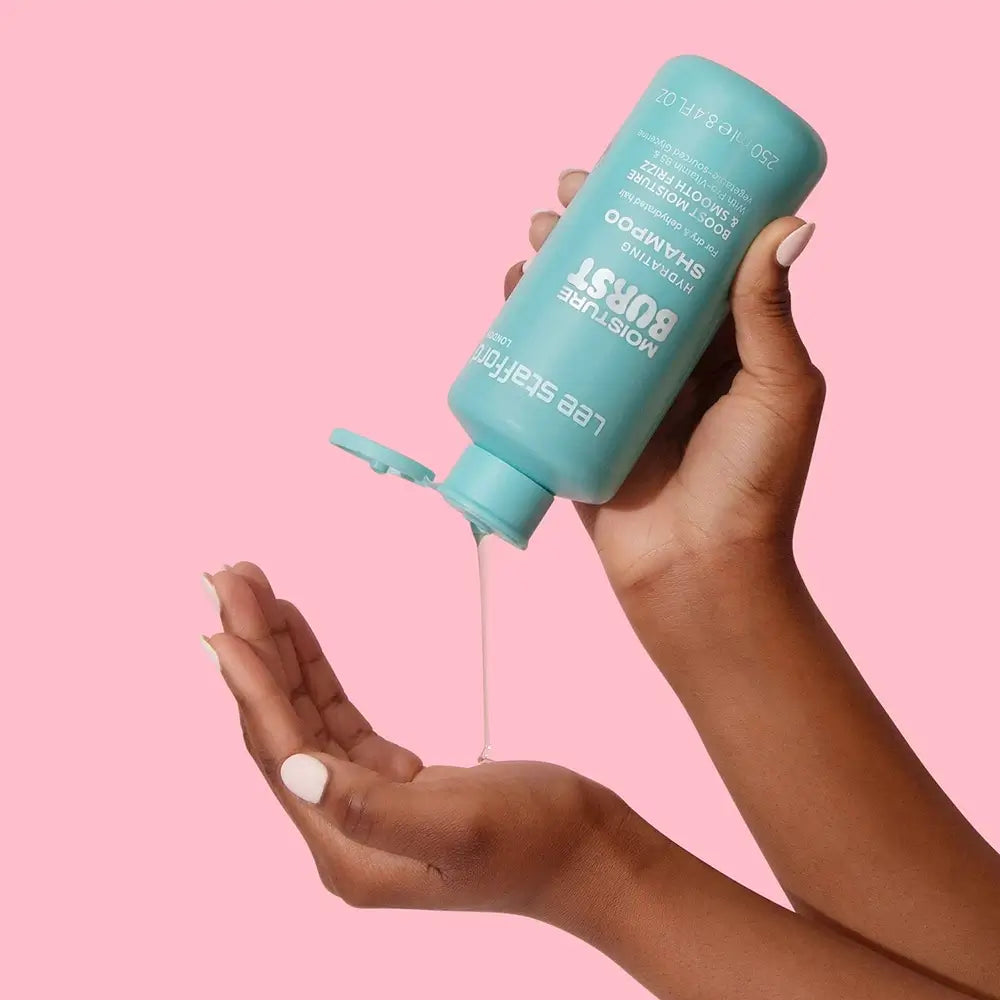 LEE STAFFORD Moisture Burst Hydrating Shampoo - Shampoo formuliert mit Pro-Vitamin B5 und sulfatfreien Reinigungsmitteln, das zur sanften Reinigung von trockenem Haar und zur Erhaltung des Feuchtigkeitsgehalts beiträgt - 250 ml