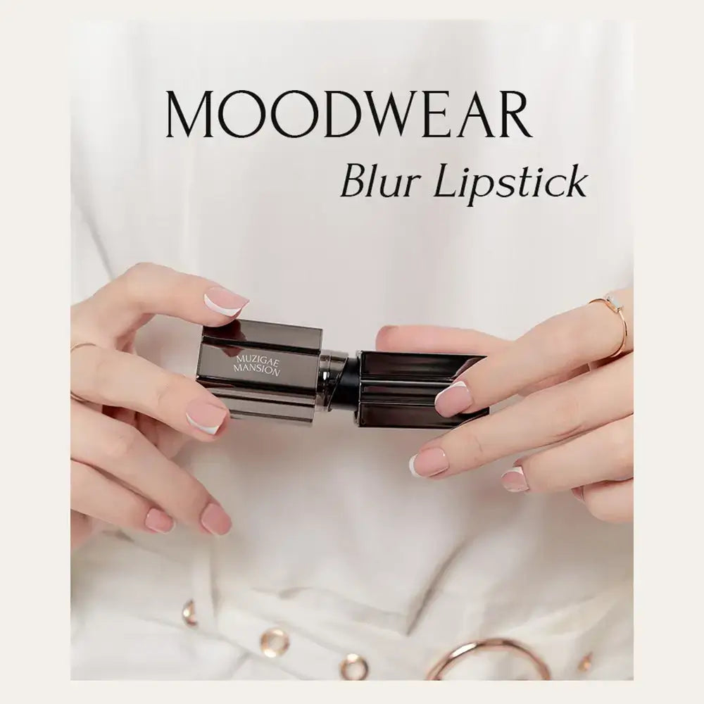 MUZIGAE MANSION Moodwear Blur - Lippenstift mit samtig-mattem Finish und Weichzeichner-Effekt, formuliert mit Hagebuttenöl und aus Oliven gewonnenem Squalan, das zur Feuchtigkeitsversorgung der Lippen und zur Erhaltung des Komforts beiträgt - 4 g - 002 Maxi