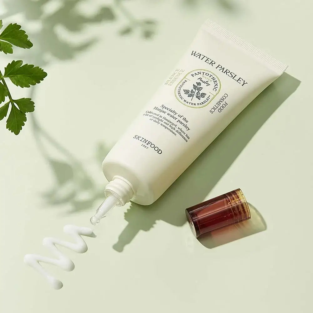 SKINFOOD Pantothenische Wasser-Petersilien-Essenz - Essenz mit Wasser-Petersilien-Extrakt und Pantothensäure Vitamin B5, die zur Aufrechterhaltung des Gleichgewichts zwischen Feuchtigkeit und Talgspiegel beiträgt und den Komfort empfindlicher Haut bewahrt - 70 ml