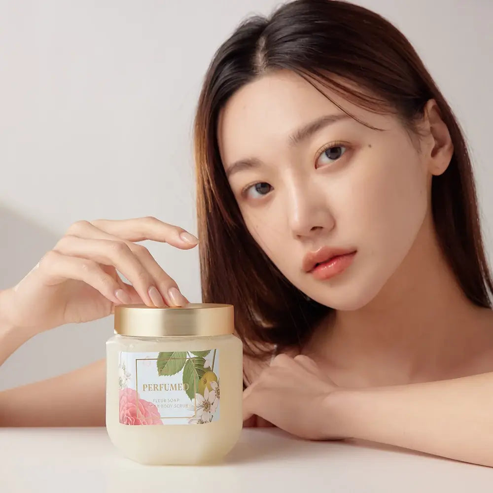 PLU Seifen-Körperpeeling Fleur Soap - mit Zucker und AHA formuliert, entfernt abgestorbene Hautzellen - 500 g