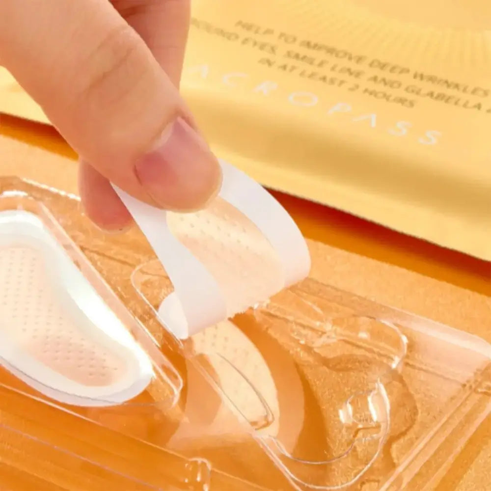 ACROPASS Retinol Microcone Patch Slim Type - plasturi formulati cu retinol si vitamina C, care contribuie la imbunatatirea aspectului liniilor fine si la mentinerea aspectului pielii mai tinere si mai radiante