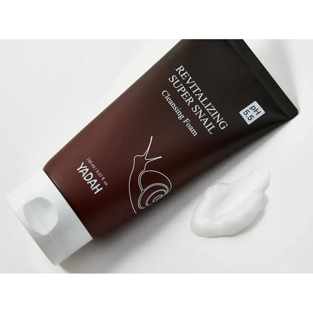 YADAH Revitalisierende Super Snail Reinigungsschaum - Reinigungsschaum formuliert mit Schneckensekretfiltrat und Allantoin, das zur Entfernung von Unreinheiten und zur Aufrechterhaltung des natürlichen Gleichgewichts der Haut beiträgt - 150 ml