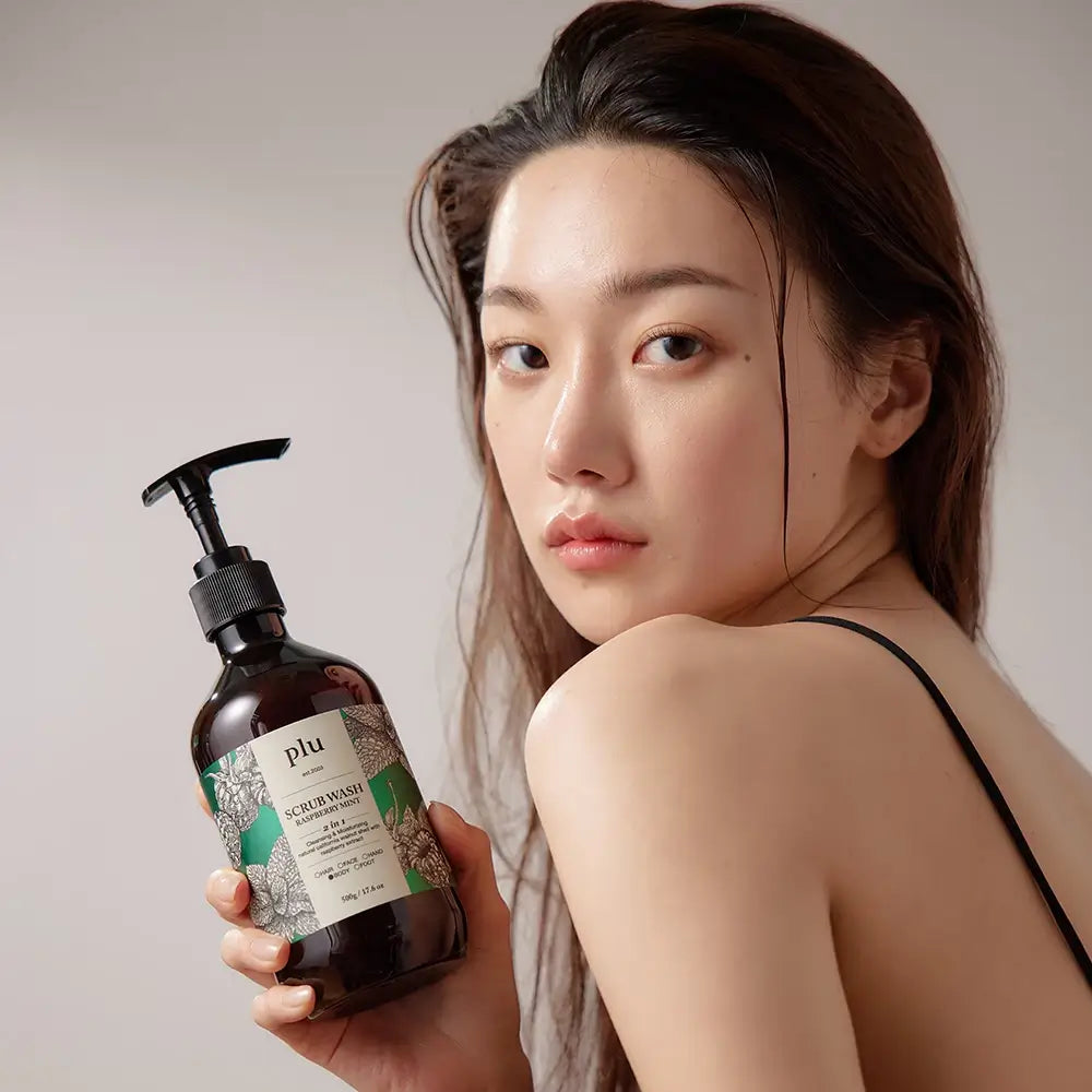 PLU Scrub Wash Himbeere und Minze - Peeling-Duschgel mit feinem Kalifornischem Walnussschalenpulver und grüner Minze, das zur sanften Hautreinigung und Entfernung abgestorbener Hautzellen und Unreinheiten beiträgt - 500 g