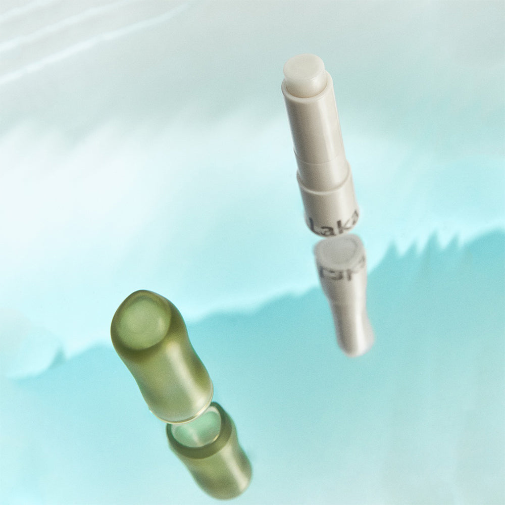 LAKA Soul Vegan Lippenbalsam - Lippenbalsam formuliert mit Avocado-Extrakt und Grünkohlblattextrakt, der zur Befeuchtung trockener Lippen beiträgt und ein glattes Aussehen bewahrt - 3,9 g - Transparent