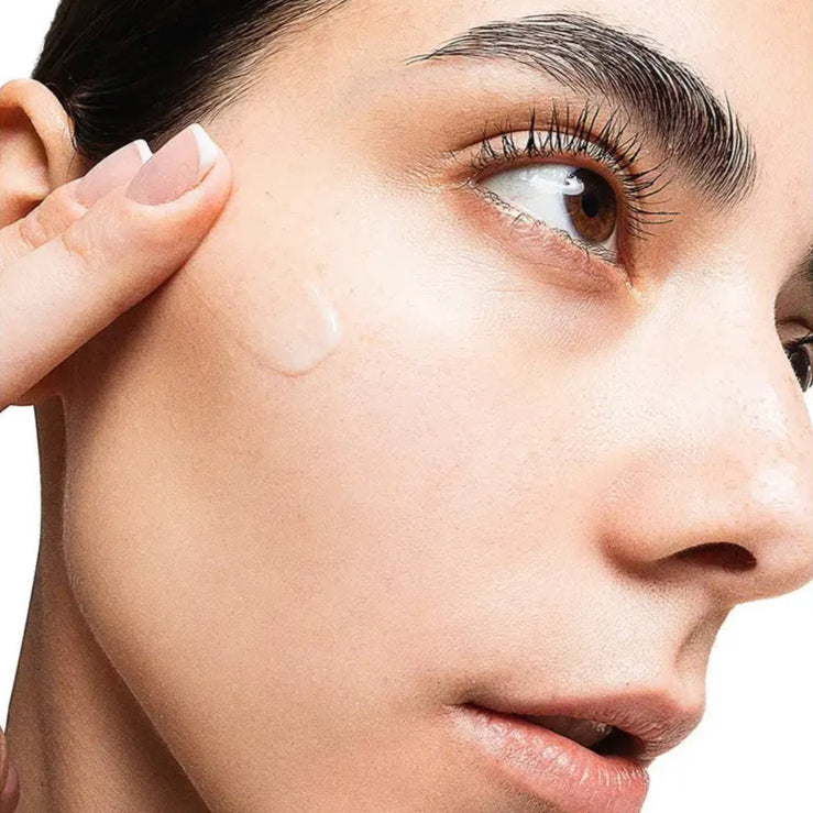 Anwendung: Serum sanft einklopfen – für gleichmäßige, strahlende Haut
