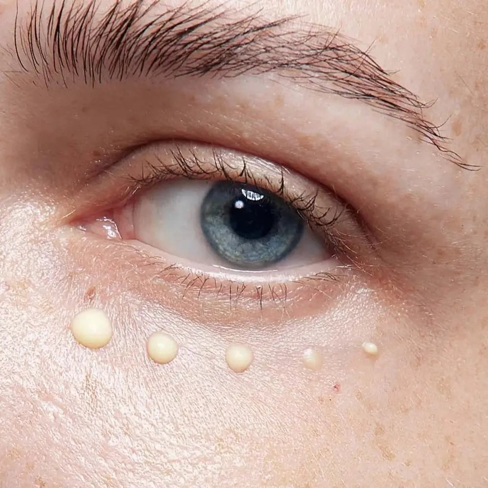 Anwendung: 1 Pumpstoß rund um Augen einklopfen – glättet & entstaut
