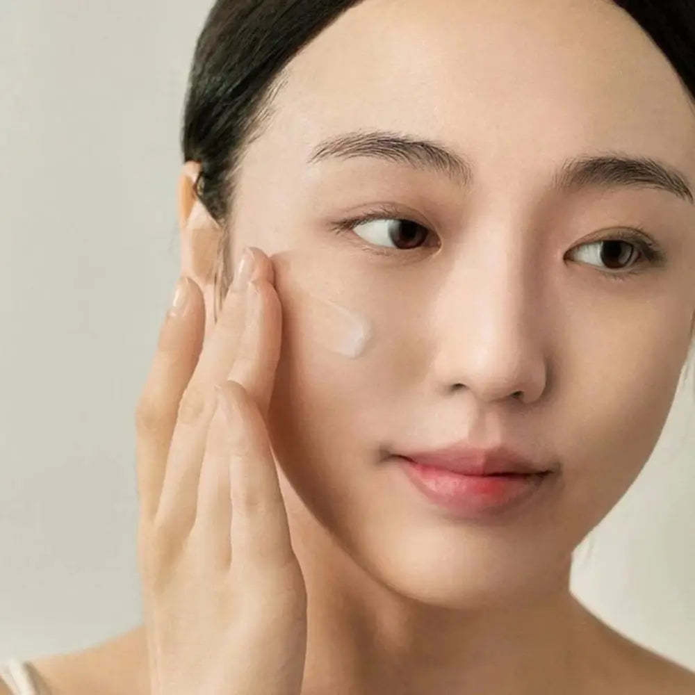 Anwendung des Serums auf Gesicht – sanftes Einklopfen für sofortige Feuchtigkeit & Glow
