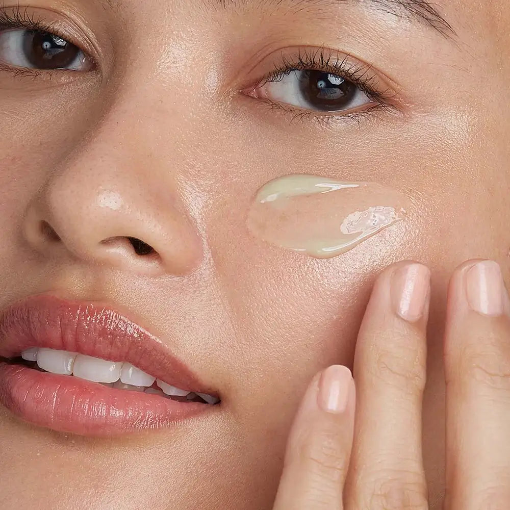 Anwendung: 1–3 Pumpstöße auf Gesicht zum Schutz & Anti-Blemish-Wirkung über Nacht
