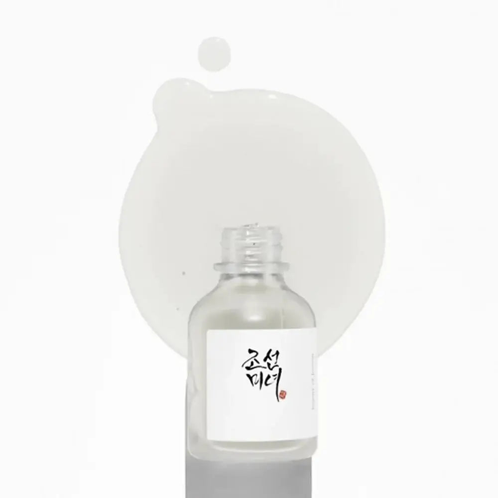 Anwendung des Serums auf Gesicht – sanft einklopfen für sofortige Feuchtigkeit & Glow
