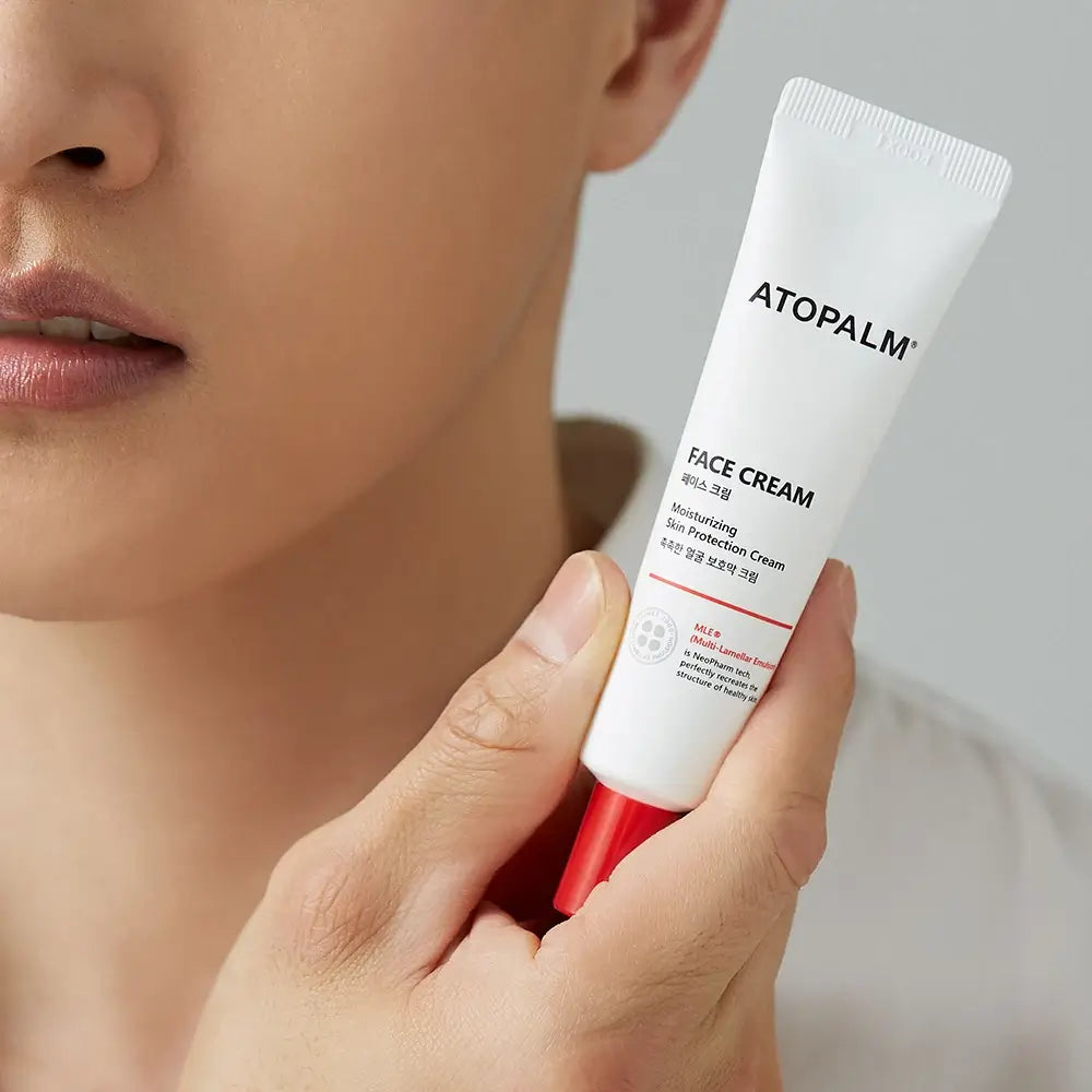 Textur der ATOPALM MLE Face Cream auf der Haut	