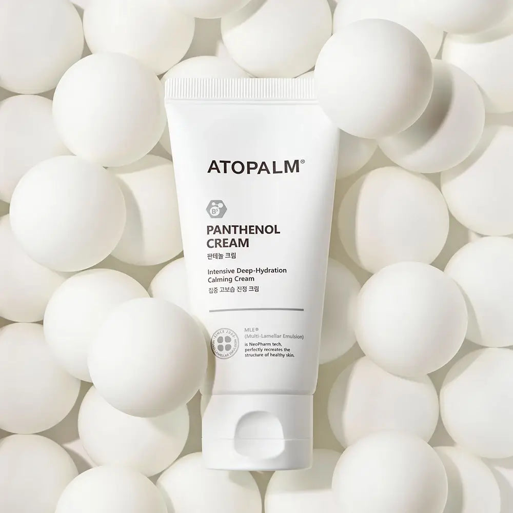 Textur der Creme mit Panthenol auf der Haut	