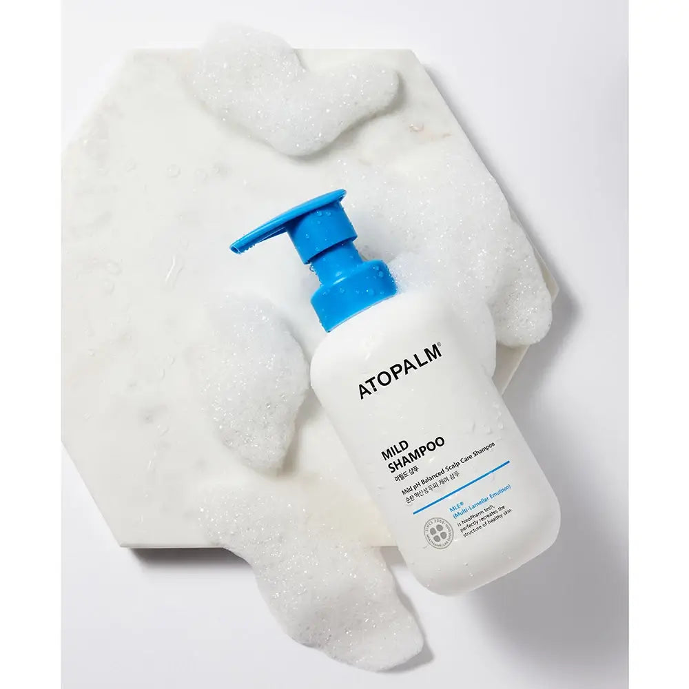 Textur des sanften Shampoos in der Handfläche	