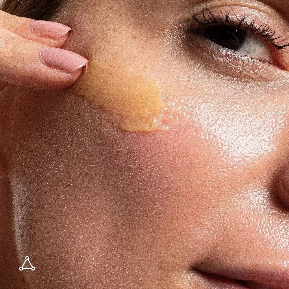 Textur: sanftes Balm, schmilzt zu Öl, reinigt Make-up & Unreinheiten mühelos
