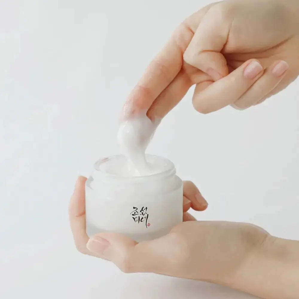 Anwendung der Dynasty Face Cream auf der Gesichtshaut
