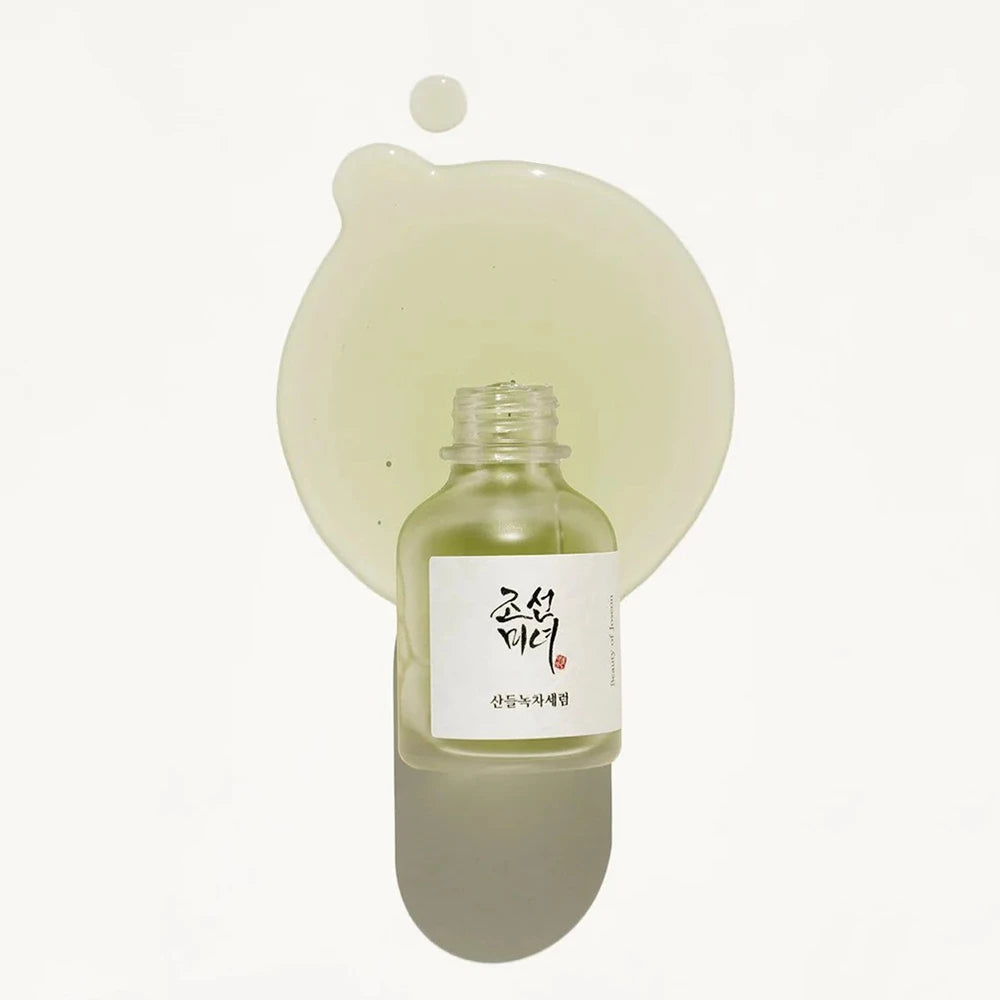 Anwendung des Calming Serums auf Gesicht – sanfter Glow-Effekt sichtbar
