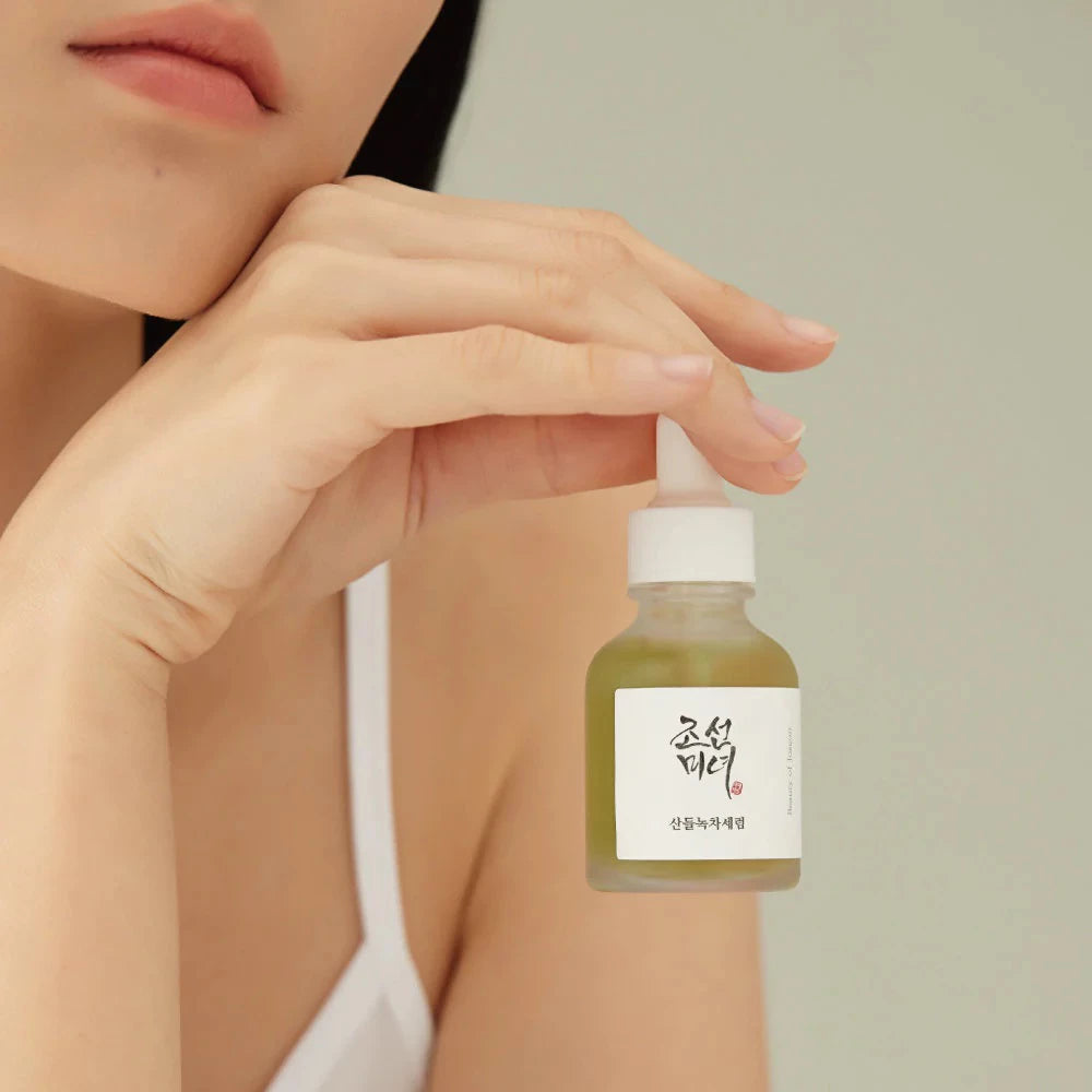 Serum mit Grüntee‑ & Beifuß‑Extrakt beruhigt gereizte, empfindliche Haut
