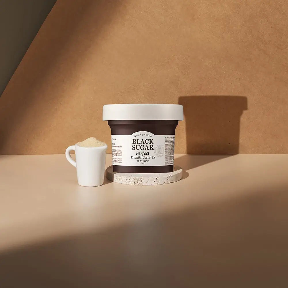 SKINFOOD Schwarze Zucker Perfect Essential Peeling - Gesichtsmaske mit schwarzem Zucker und Macadamiaöl für Hauterneuerung und Feuchtigkeitspflege - 210 ml