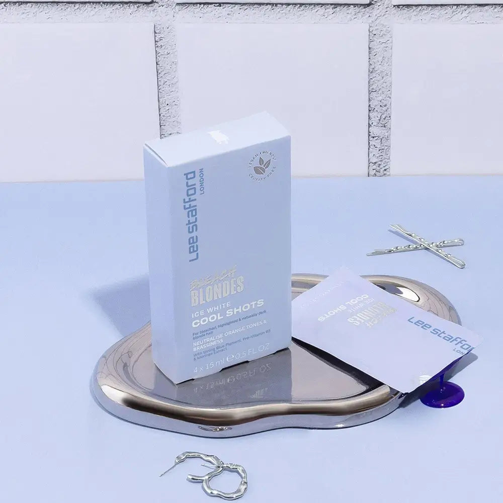 LEE STAFFORD Bleach Blondes Eisweiße Kaltspülung - Conditioner mit Moringa-Extrakt und Pro-Vitamin B5 zur Farbkorrektur von blondem Haar und zur Erhaltung kühler Töne - 4x15ml