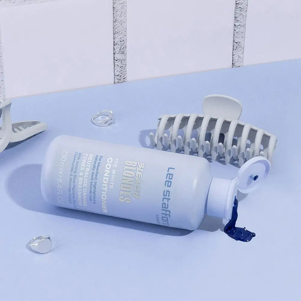 LEE STAFFORD Bleach Blondes Ice White Toning Conditioner - Spülung mit Kamillenextrakt und Pro-Vitamin B5, die hilft, unerwünschte Gelb- und Orangetöne zu neutralisieren und das Haar leicht kämmbar zu halten - 250 ml