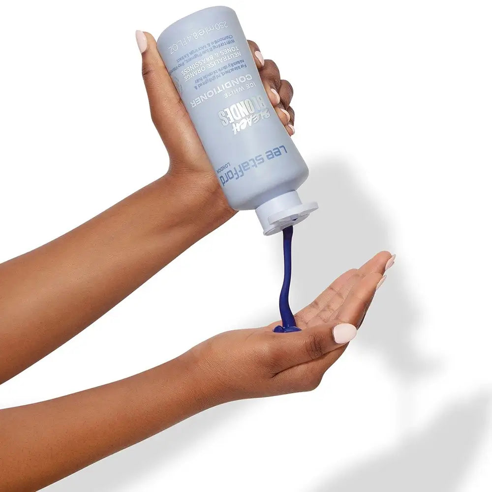 LEE STAFFORD Bleach Blondes Ice White Toning Conditioner - Spülung mit Kamillenextrakt und Pro-Vitamin B5, die hilft, unerwünschte Gelb- und Orangetöne zu neutralisieren und das Haar leicht kämmbar zu halten - 250 ml