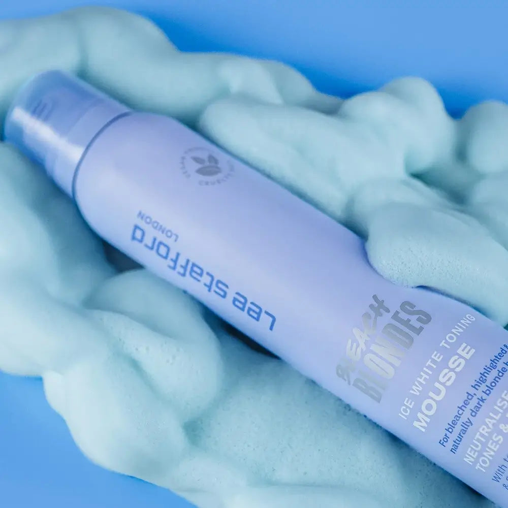 LEE STAFFORD Bleach Blondes Ice White Toning Mousse - Schaumfestiger mit blauen und violetten Pigmenten zur Neutralisierung unerwünschter Orangetöne und zur Erhaltung eines kühlen Blondtons - 200 ml