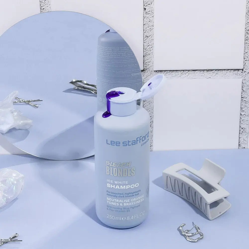 LEE STAFFORD Bleach Blondes Ice White Toning - Shampoo mit Indigo-Blau-Pigment und Pro-Vitamin B5, das hilft, Orange- und Kupfertöne zu neutralisieren und den natürlichen Glanz des Haares zu erhalten - 250 ml