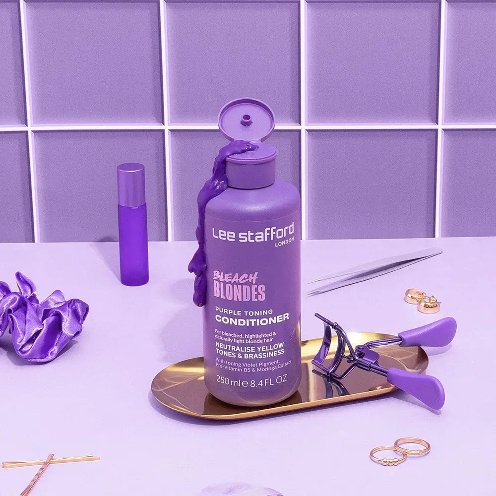 LEE STAFFORD Bleach Blondes Lila Tönungsconditioner - Conditioner mit Kamillenextrakt und Pro-Vitamin B5 zur Neutralisierung unerwünschter warmer Töne und zur Hydratisierung des Haares - 250 ml