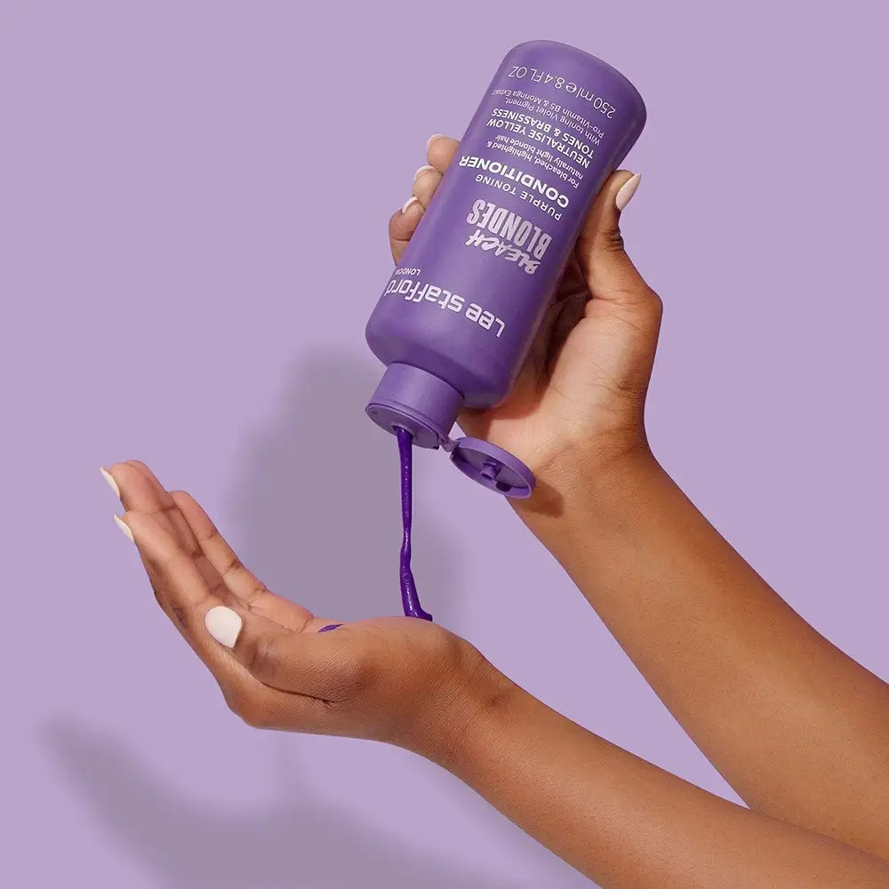 LEE STAFFORD Bleach Blondes Lila Tönungsconditioner - Conditioner mit Kamillenextrakt und Pro-Vitamin B5 zur Neutralisierung unerwünschter warmer Töne und zur Hydratisierung des Haares - 250 ml