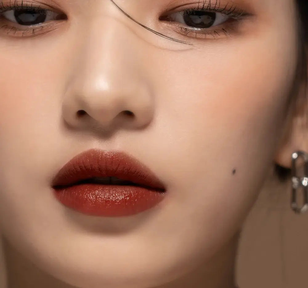 BLACK ROUGE Double Layer Over Velvet - Lippenstift mit Hyaluronsäure und Süßmandelöl, spendet Feuchtigkeit und sorgt für Komfort - 4,1 g - DL06 Woody Layer