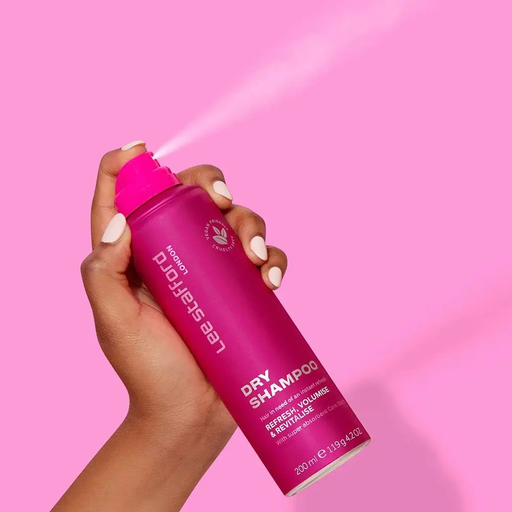 LEE STAFFORD Trockenshampoo - mit Maisstärke formuliert, absorbiert überschüssiges Öl und hält das Haar zwischen den Wäschen frisch - 200 ml