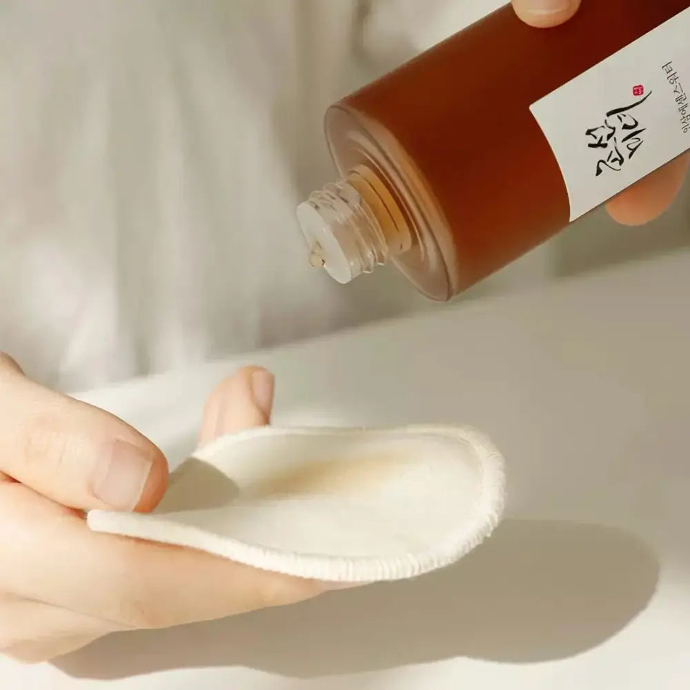 Essenzflüssigkeit mit Ginseng-Extrakt auf hellem Hintergrund
