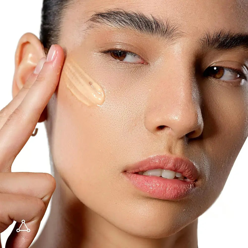 Leichte Gel‑Cream Textur – zieht schnell ein und wirkt seidig auf der Haut
