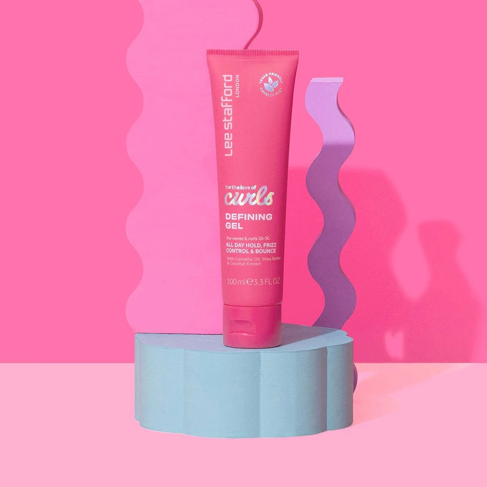 LEE STAFFORD For The Love Of Curls Defining Gel – Gel für Locken mit Kamelienöl und Sheabutter, definiert Locken und spendet Feuchtigkeit, ohne zu beschweren – 100 ml