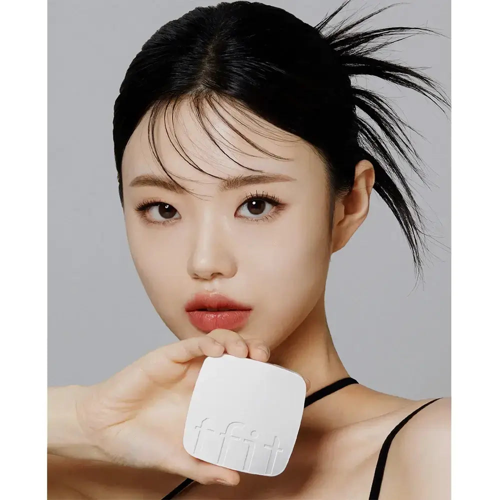 TFIT Layering Fit Cover Cushion - fond de ten formulat cu Titanium Dioxide si niacinamida, care contribuie la acoperirea imperfectiunilor si la protectia UV SPF50+ PA++++ - 12 gr - EXN1.5 Suede